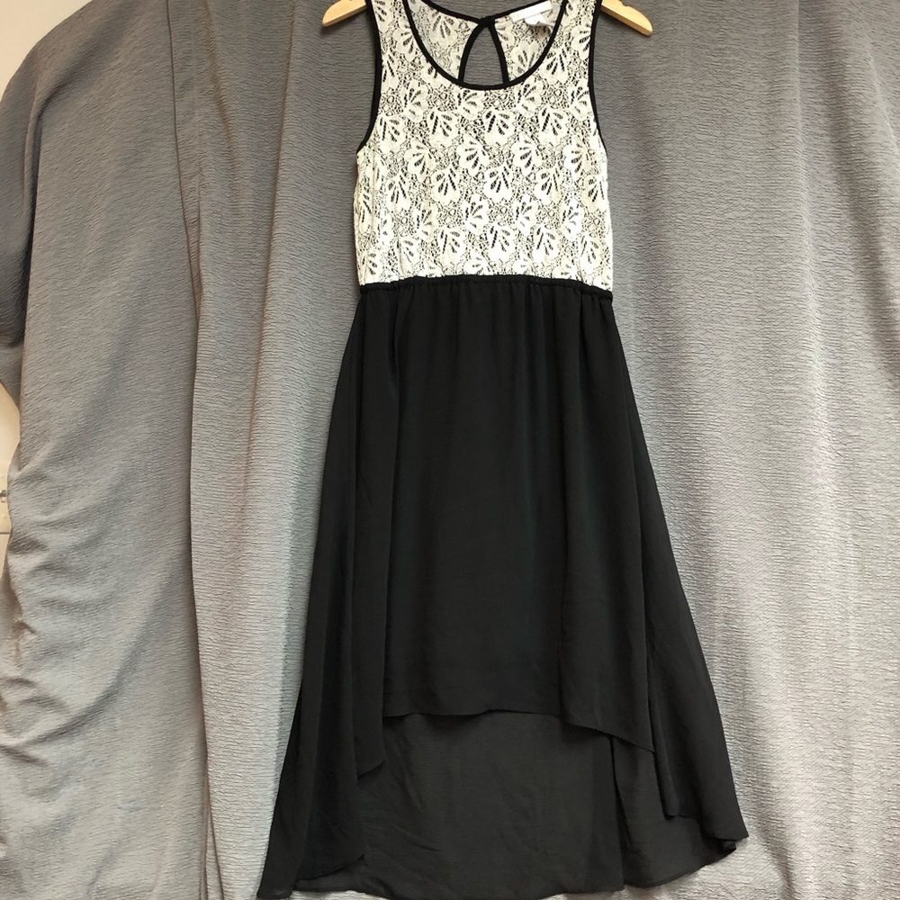 Design story size medium sleeveless dress with crochet cream bodice